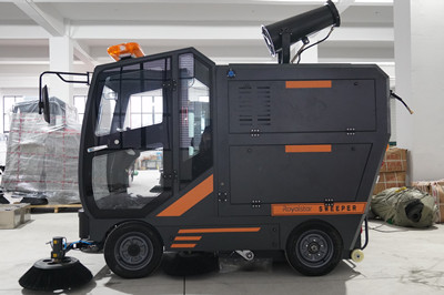 使用駕駛式掃地車與傳統人工清潔地面有什么區別